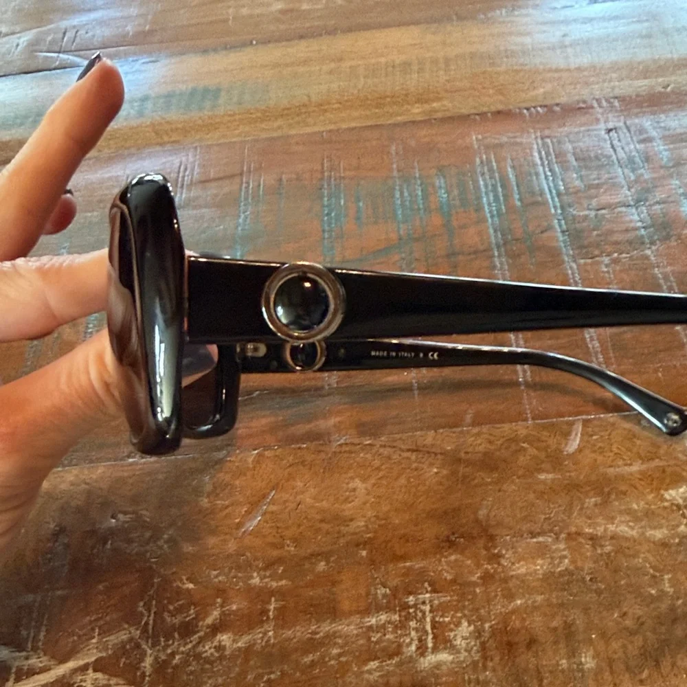 CHANEL vintage Chic Tortoise Shell Sunglasses with silver spinning logos - Picture 4 of 8